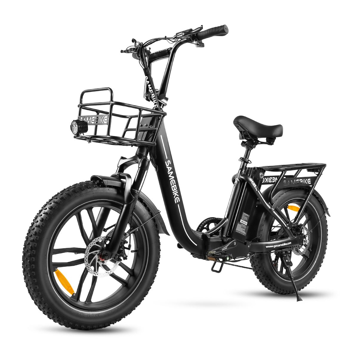 E-bike SAMEBIKE C05 Pro nera con cestino, portapacchi e pneumatici larghi. Marchio e faro visibili.