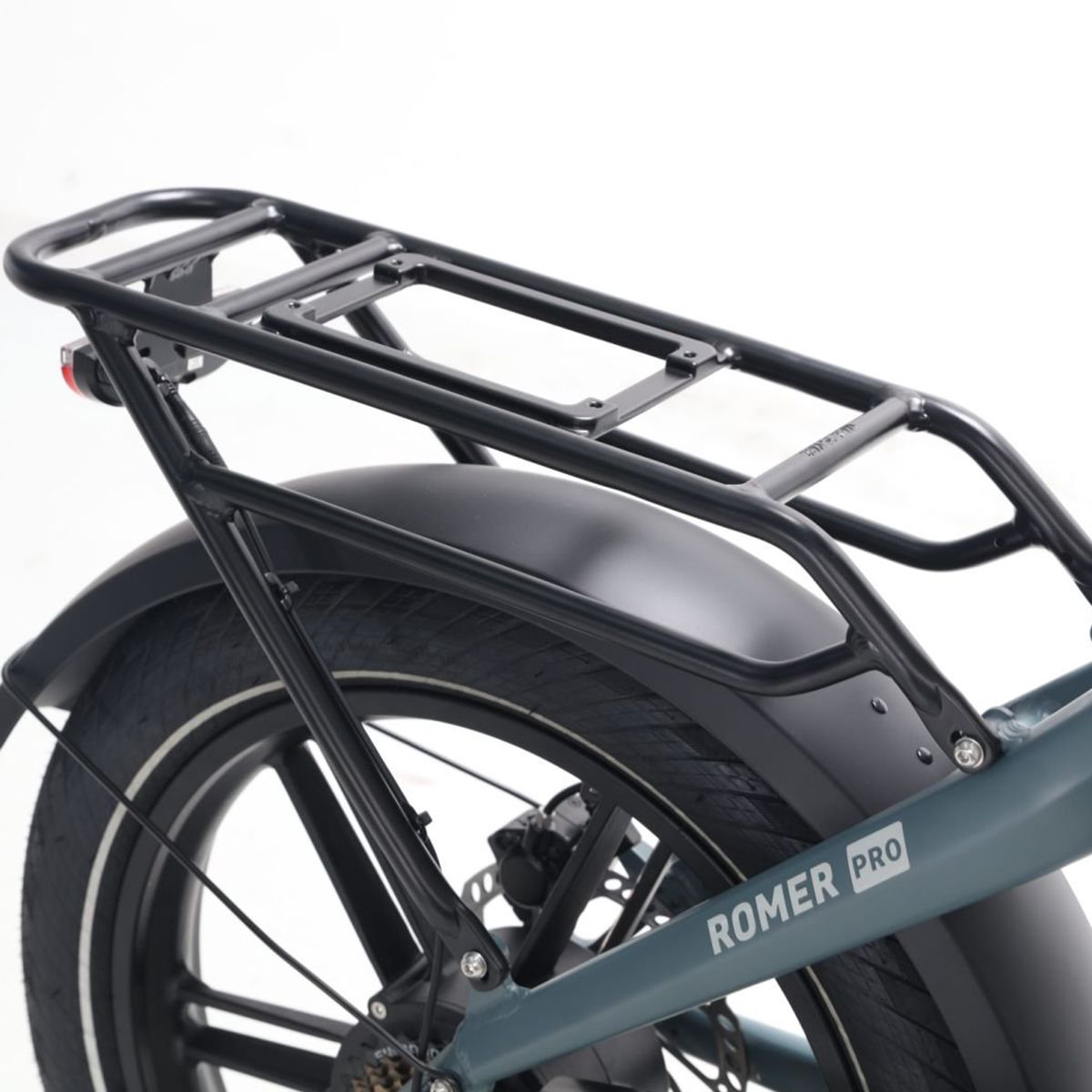 Portapacchi posteriore. Telaio nero. Logo Romer Pro.