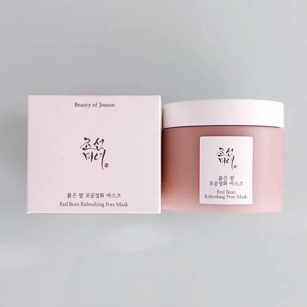 Scatola e vaso affiancati. Vaso con coperchio bianco. Scritte: caratteri coreani, Red Bean Refreshing Pore Mask.