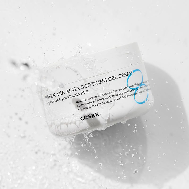 Vasetto bianco spruzzato d'acqua. Scritta 'Green Tea Aqua Soothing Gel Cream' e 'COSRX'. Accenti blu.