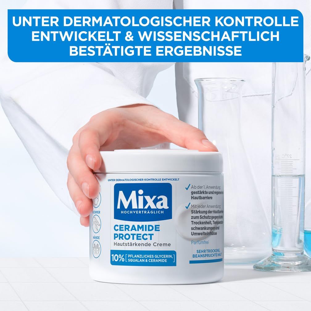 Persona che tiene un vasetto di crema Mixa Ceramide Protect. In background, attrezzature di laboratorio. Testo: Ceramide Protect, crema rinforzante.