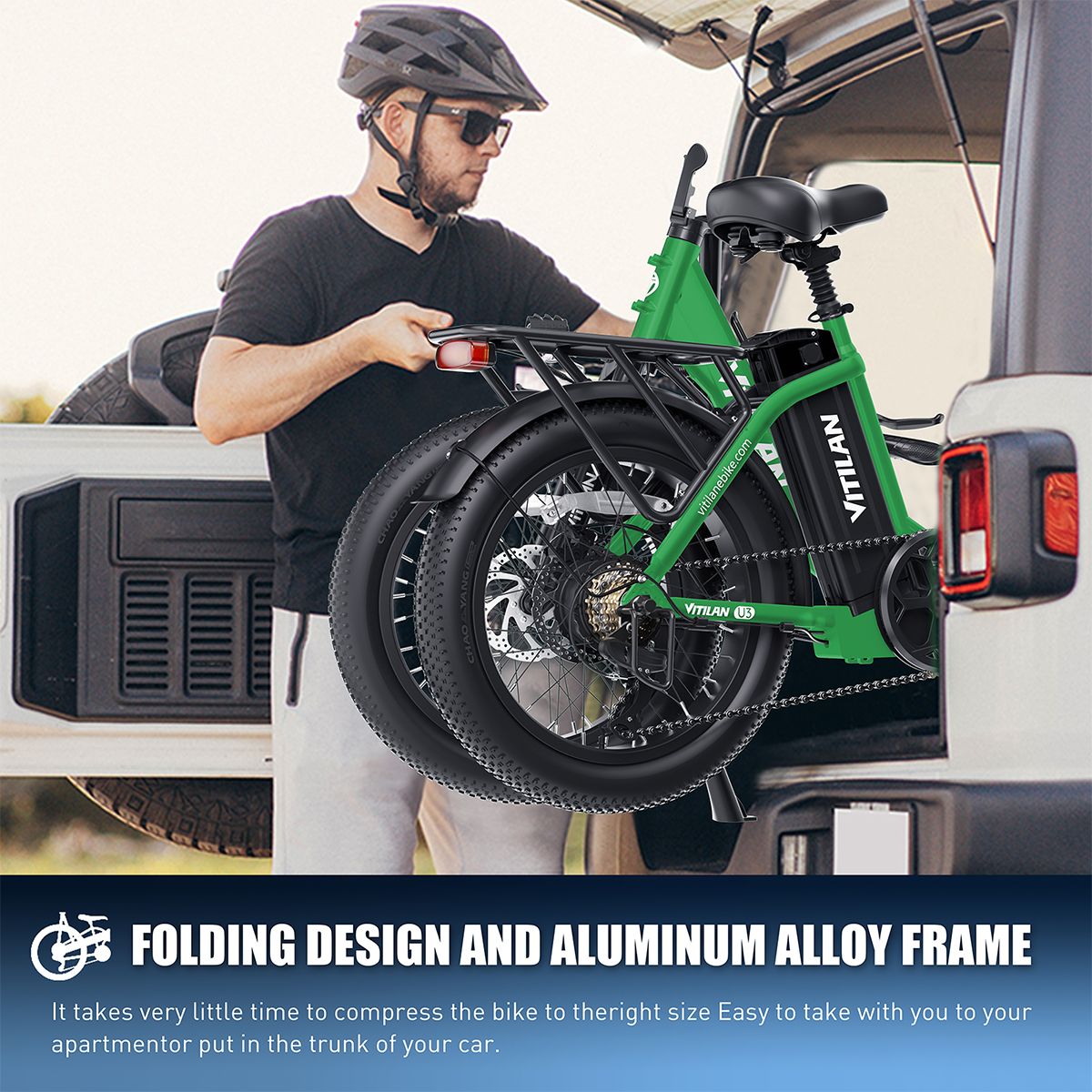 E-bike pieghevole verde nel bagagliaio. Telaio in alluminio, pneumatici neri, portapacchi. Uomo con casco e occhiali.