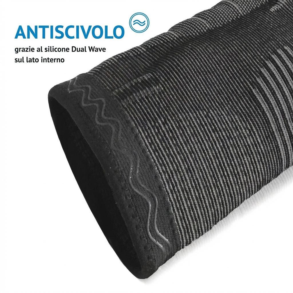 Dettaglio della ginocchiera. Tessuto nero con silicone ondulato. Antiscivolo.