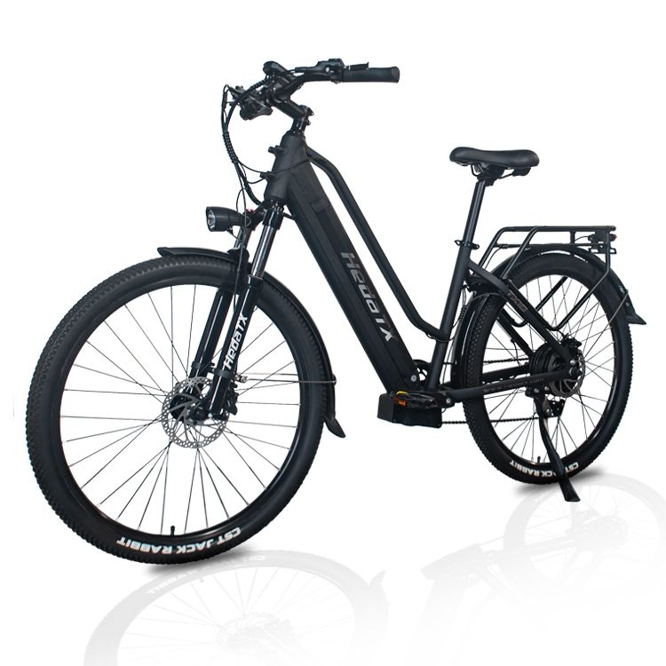 E-bike nera con portapacchi, parafanghi e faro. Scritta Hedatx TXC10 sul telaio.