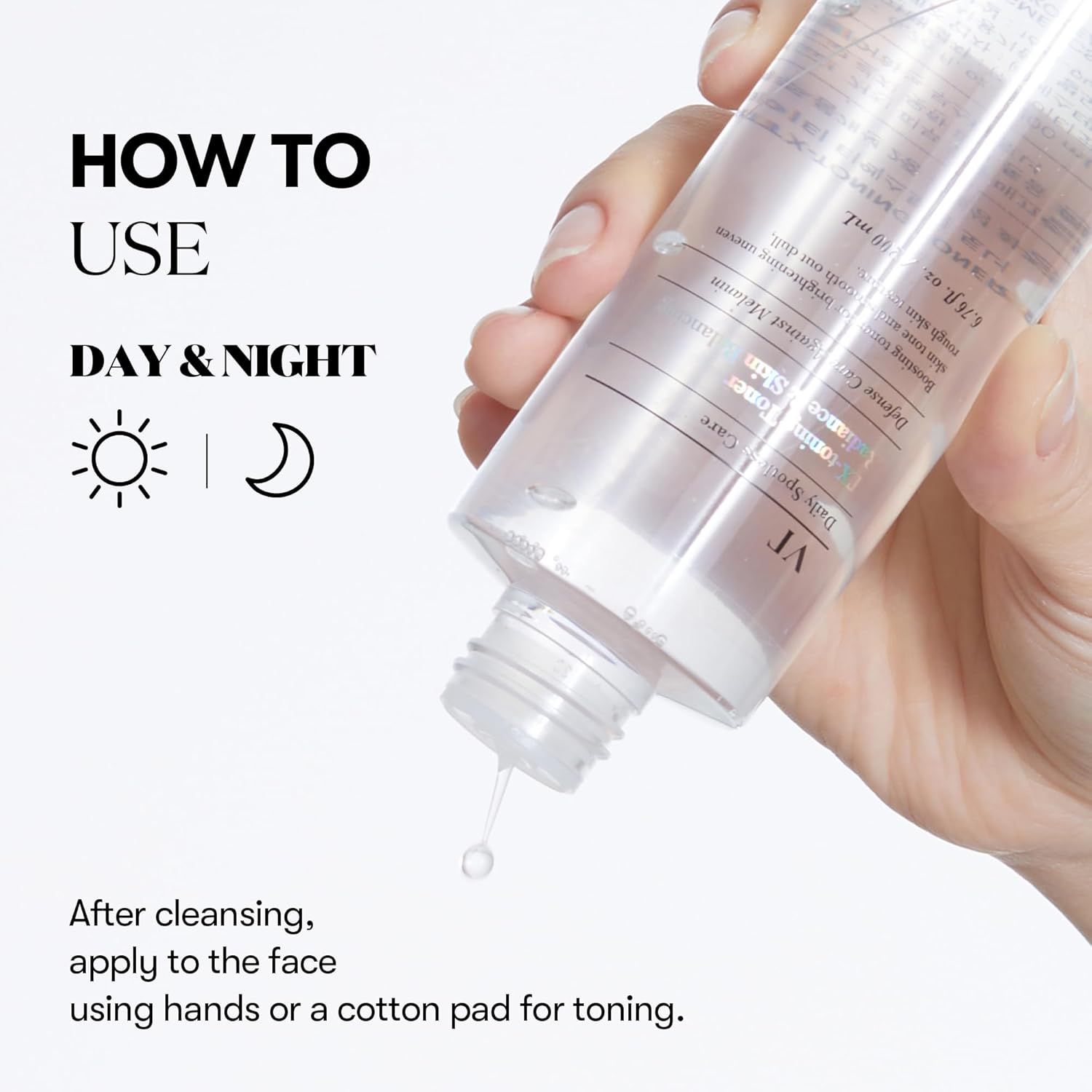 Mano che tiene un flacone di toner. Testo: How to Use, Day & Night. Dopo la pulizia, applicare sul viso con le mani o un batuffolo di cotone.