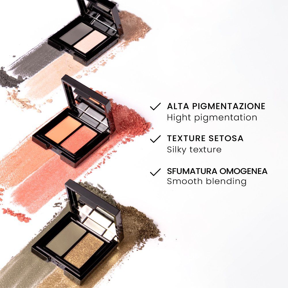 Tre palette Mia Makeup DOUBLE MATCH EYESHADOW DUO, aperte e posizionate su una superficie bianca. Le palette mostrano diverse combinazioni di colori. Testo in italiano: Alta pigmentazione, Texture setosa, Sfumatura omogenea.