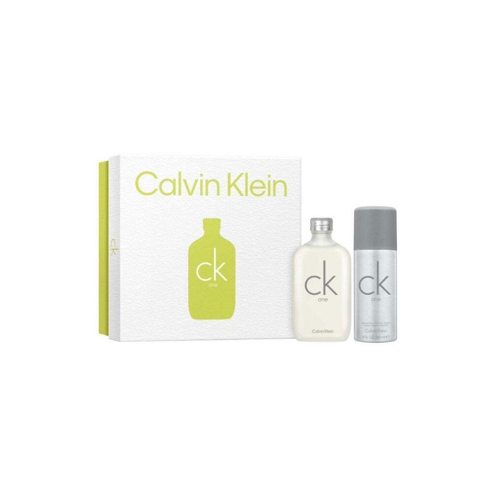 Set regalo Calvin Klein con flacone, spray e confezione. Scritta Calvin Klein e ck one. Flacone e spray bianchi e argentati.