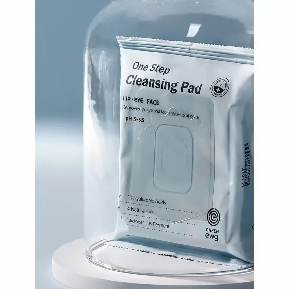 MIZON One Step Cleansing Pads sotto una campana di vetro, su un piedistallo bianco.