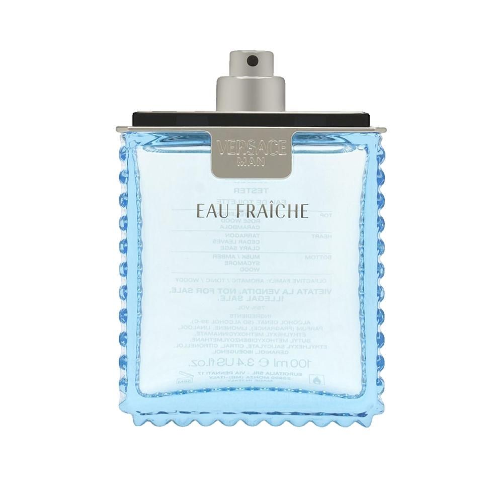 Flacone di profumo azzurro chiaro con vaporizzatore argentato. Scritta "Versace Man Eau Fraiche". Design rettangolare, bordi perlati blu.
