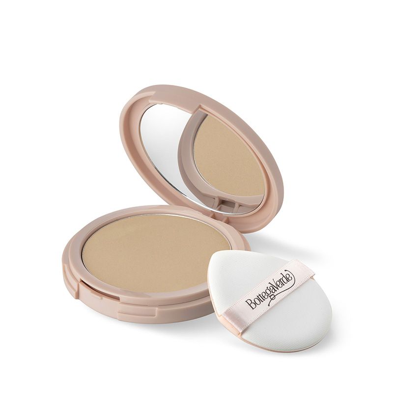 Fondotinta compatto aperto, specchio. Contenitore rosa, polvere chiara. Applicatore con logo Bottega Verde.