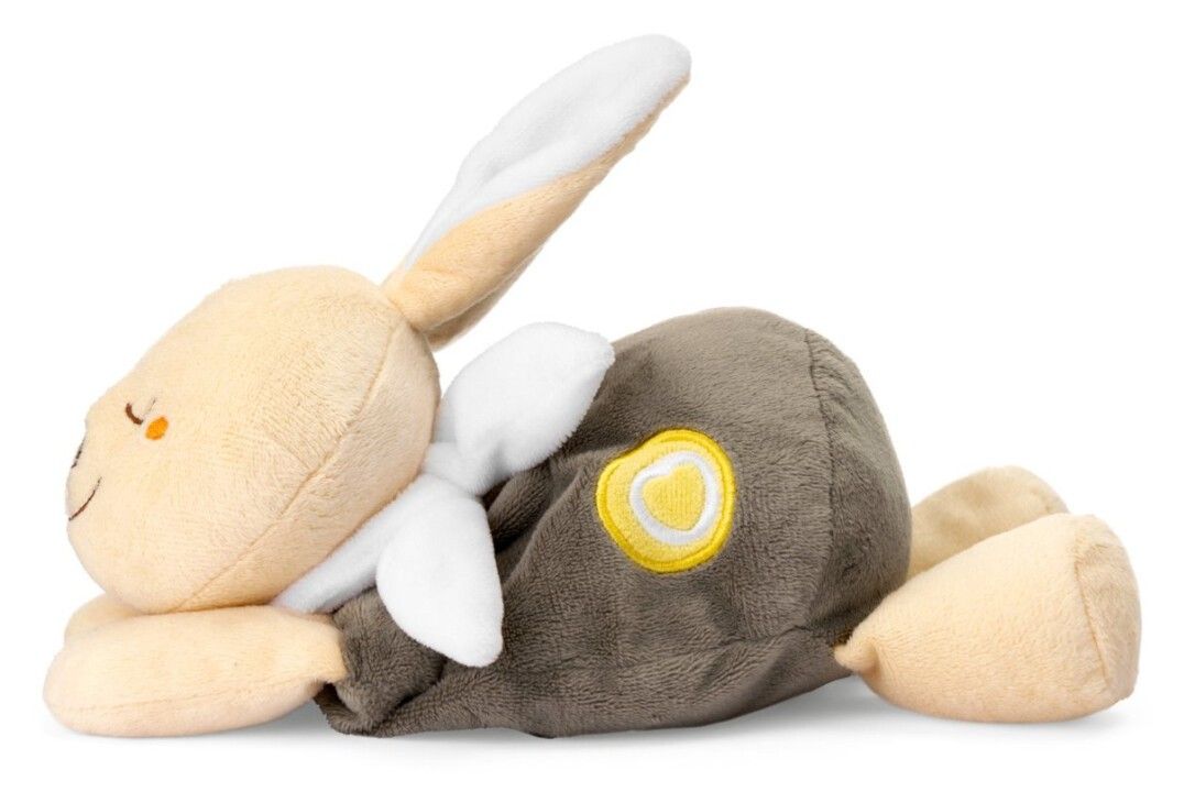 Coniglietto di peluche beige con schiena marrone e dettaglio cuore giallo. Vista laterale, posizione sdraiata. Occhi chiusi, guance arancioni.