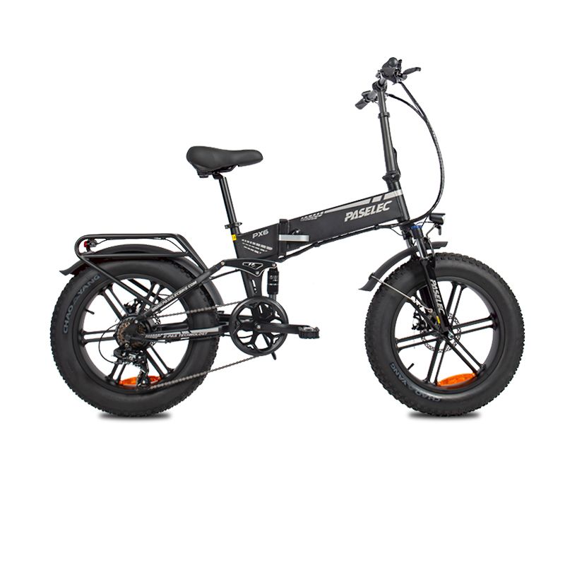 E-bike pieghevole nero. Pneumatici larghi, portapacchi, sella, manubrio. Scritta "PASELEC".
