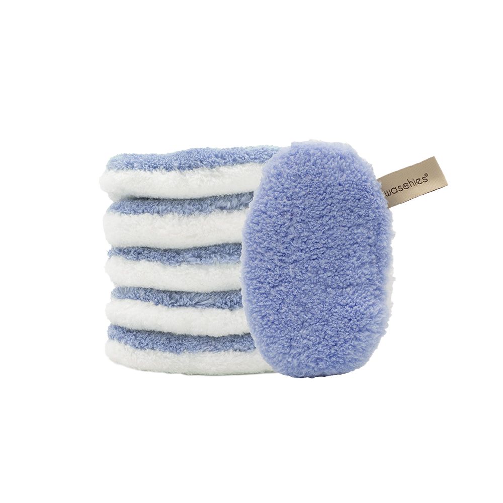 Tamponi struccanti blu e bianchi. Un singolo tampone è accanto. L'etichetta del tampone porta il nome del marchio.