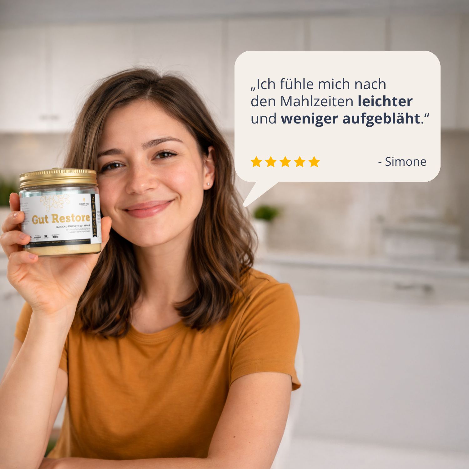 Donna tiene Golden Tree Gut Restore. Citazione: 'Mi sento più leggera e meno gonfia.'