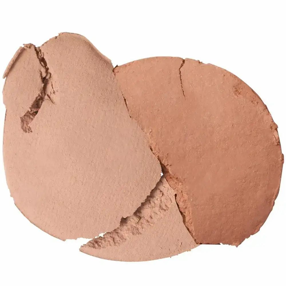 Fard in polvere bicolore, rotto. Due tonalità, marrone chiaro e marrone scuro. Vista del prodotto.