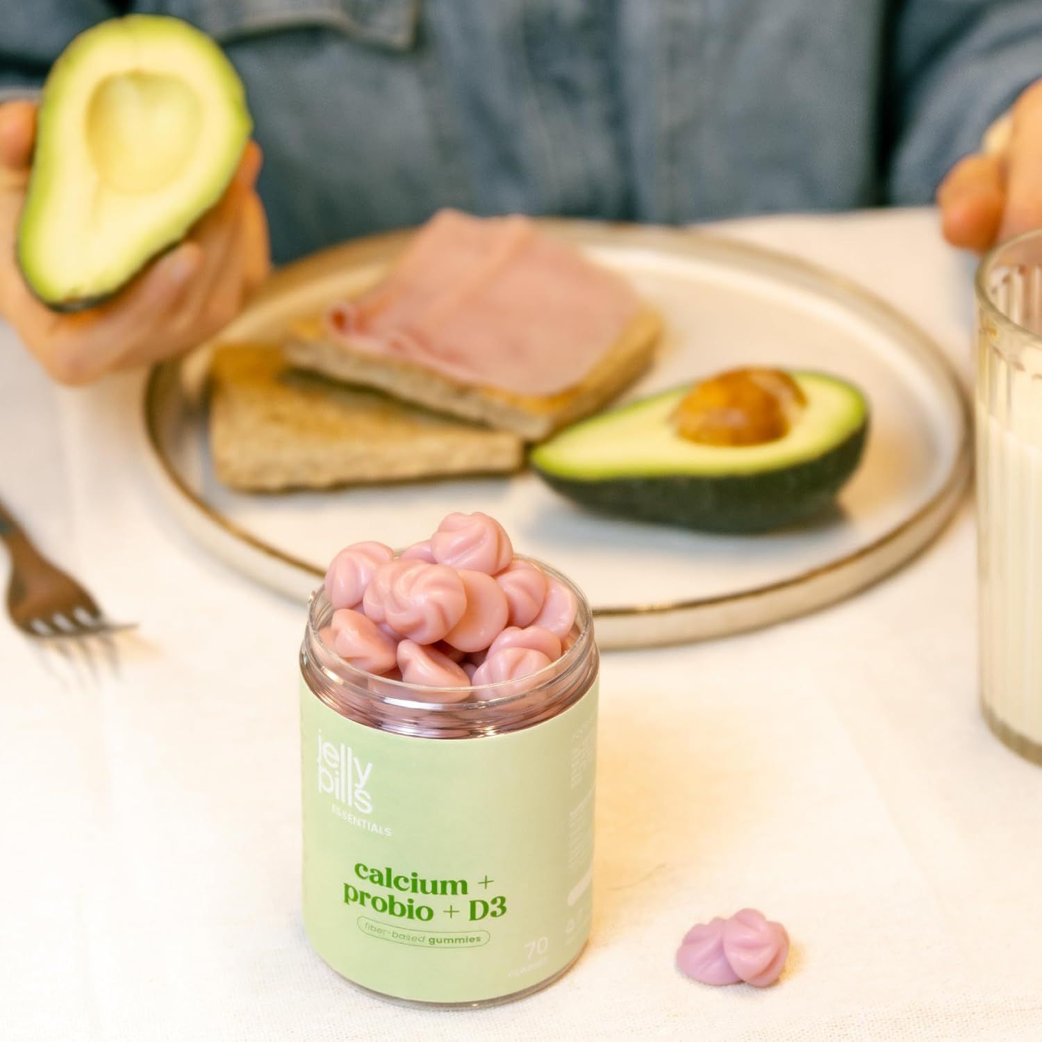 Un barattolo di Jelly Pills Calcium + Probio + D3 Gummies. Una caramella gommosa rosa accanto. Scritta: 70 caramelle gommose.