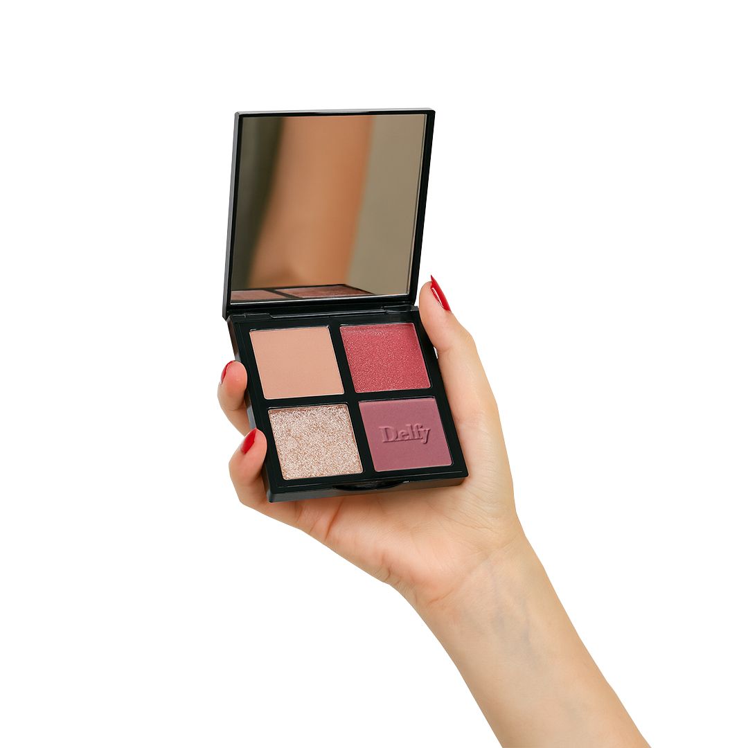 Palette ombretto quattro colori con tonalità rosa, oro e pesca, opache e scintillanti.