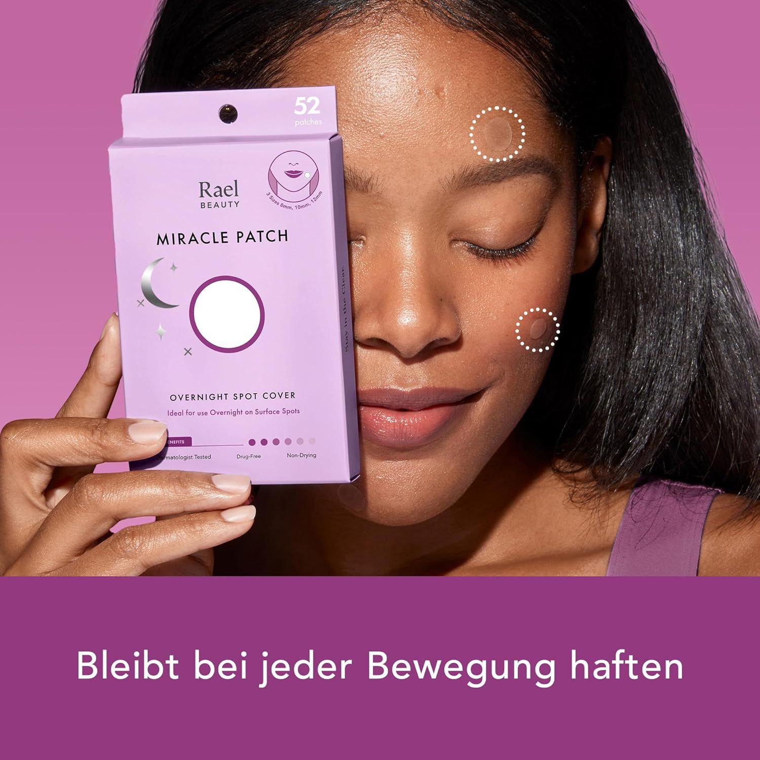 Una donna tiene in mano una confezione. Scritta: Rael Beauty Miracle Patch. Sulla confezione sono raffigurati 52 cerotti.