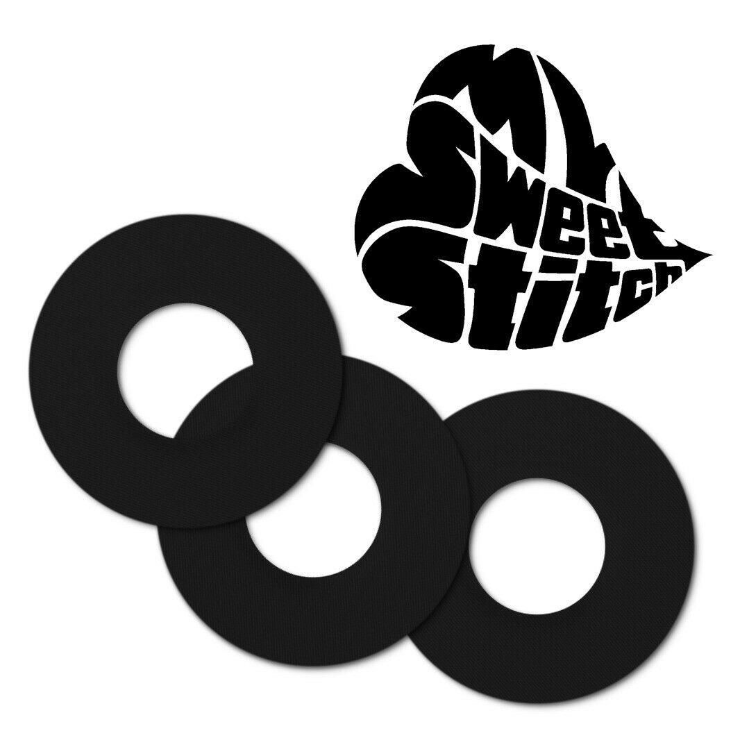 Tre anelli di fissaggio neri e un logo. Anelli circolari con foro centrale. Logo a forma di cuore.