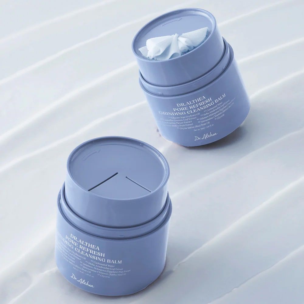 Due contenitori cilindrici blu, uno aperto con salviette. Scritta: DR.ALTHEA PORE REFRESH GRINDING CLEANSING BALM.