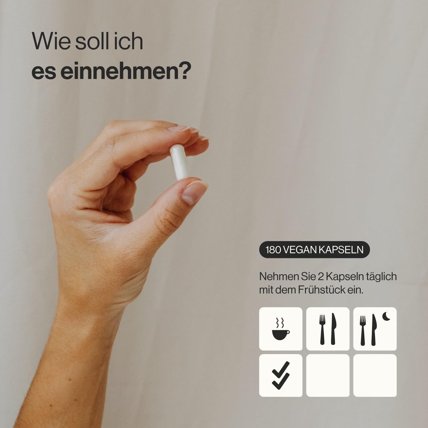 Mano che tiene una capsula bianca. Testo: 180 capsule vegane. Assumere 2 capsule a colazione. Simboli pasti.