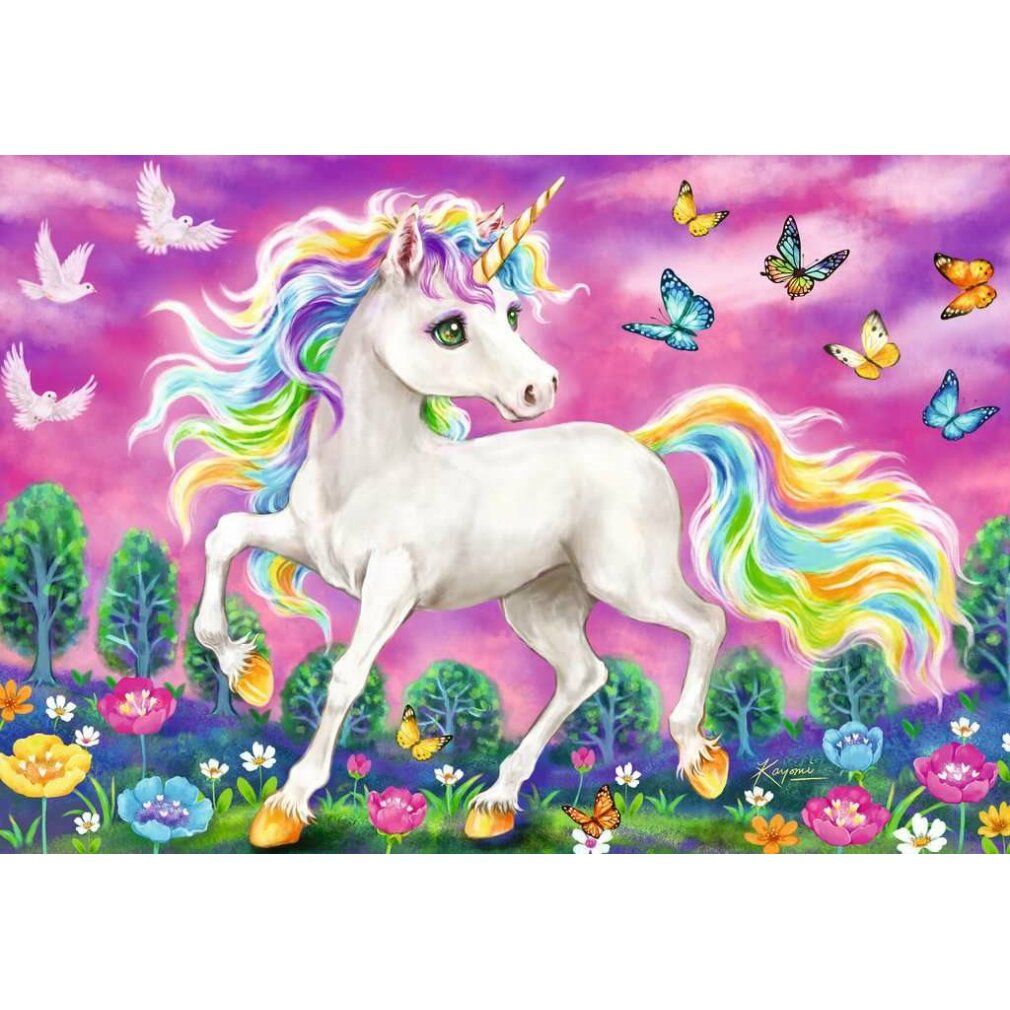 Unicorno con criniera e coda arcobaleno, circondato da farfalle e fiori. Sfondo: cielo rosa e alberi.