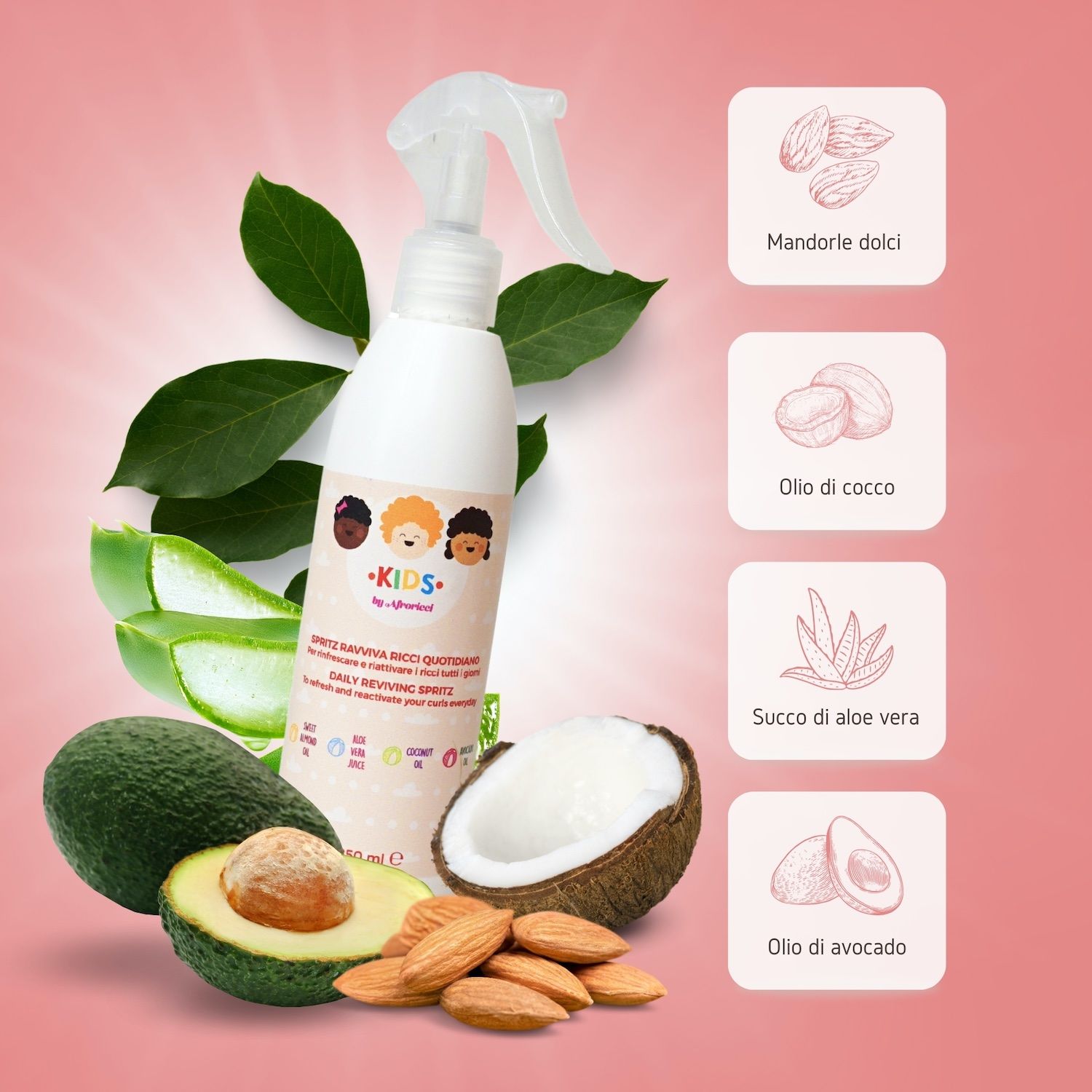 Flacone spray bianco con testo AfroRicci Kids. Avocado, cocco, mandorle e foglie di aloe vera su sfondo rosa.