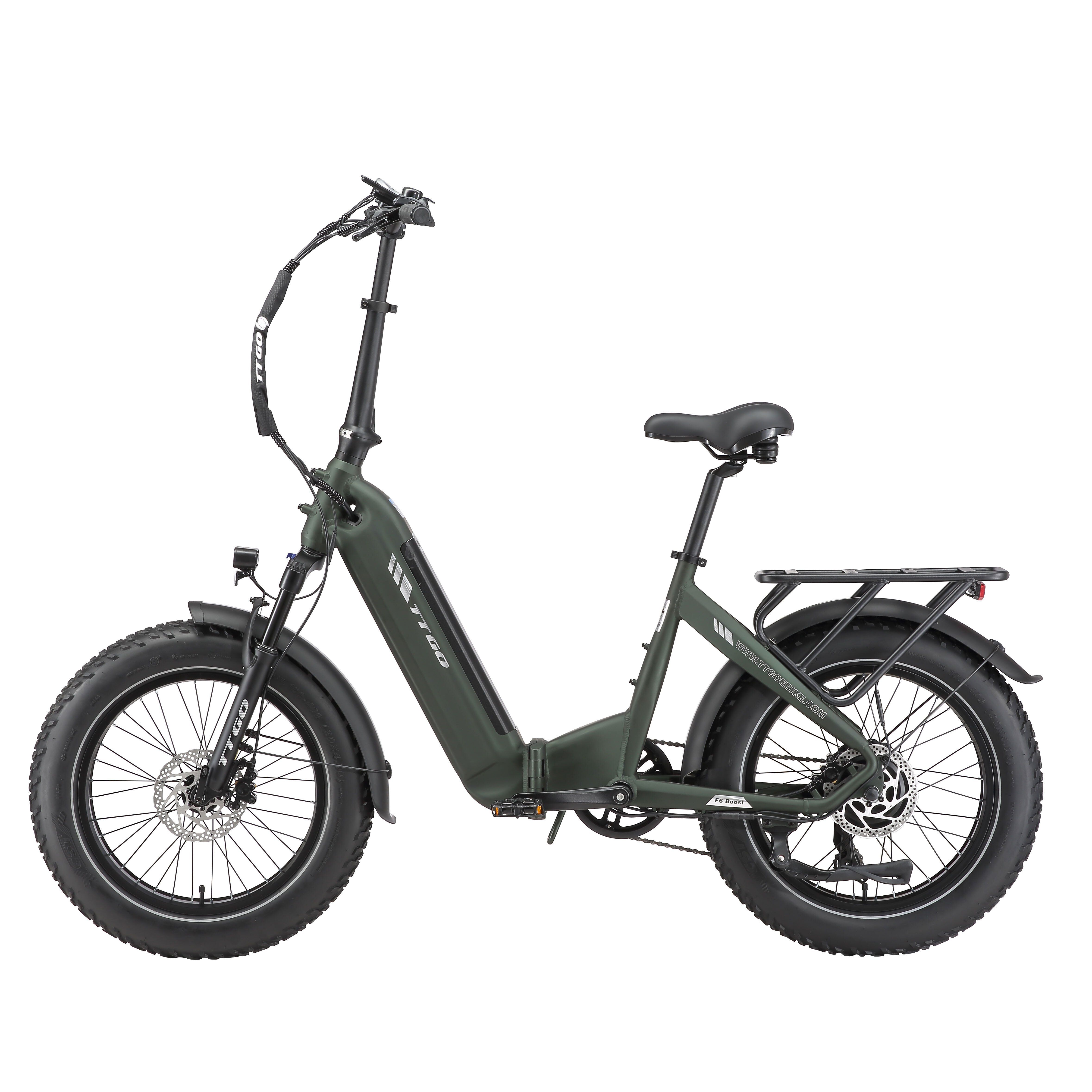 E-bike pieghevole, verde oliva. Pneumatici, sella e manubrio neri. Portapacchi posteriore. Logo TTGO sul telaio.