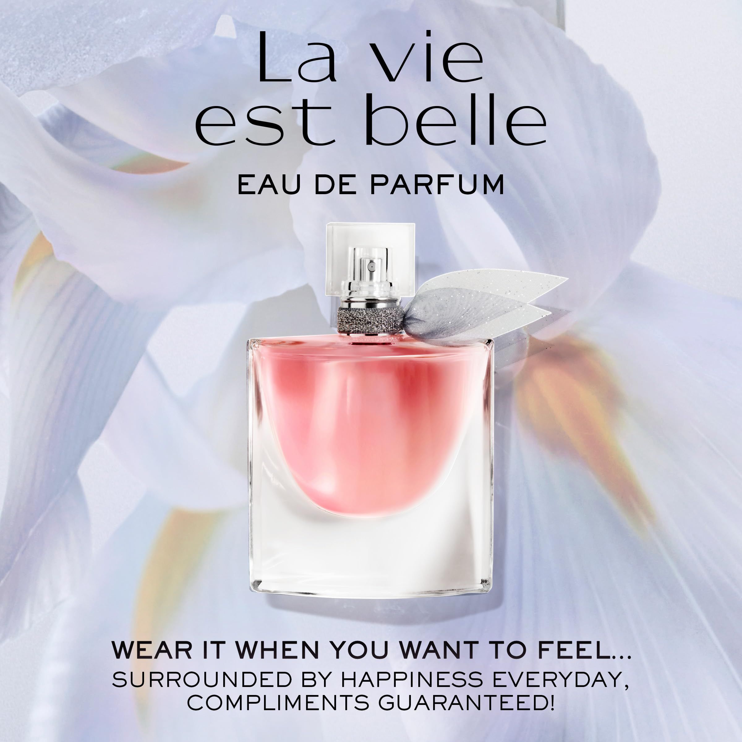 Flacone di profumo con liquido rosa, su sfondo floreale. Testo 'La vie est belle Eau de Parfum'.
