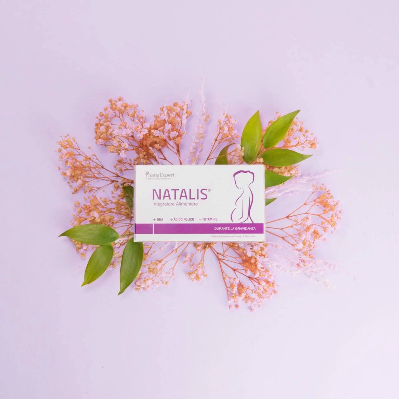 Confezione del prodotto su sfondo floreale. Colori viola e bianchi. Nome del prodotto visibile.