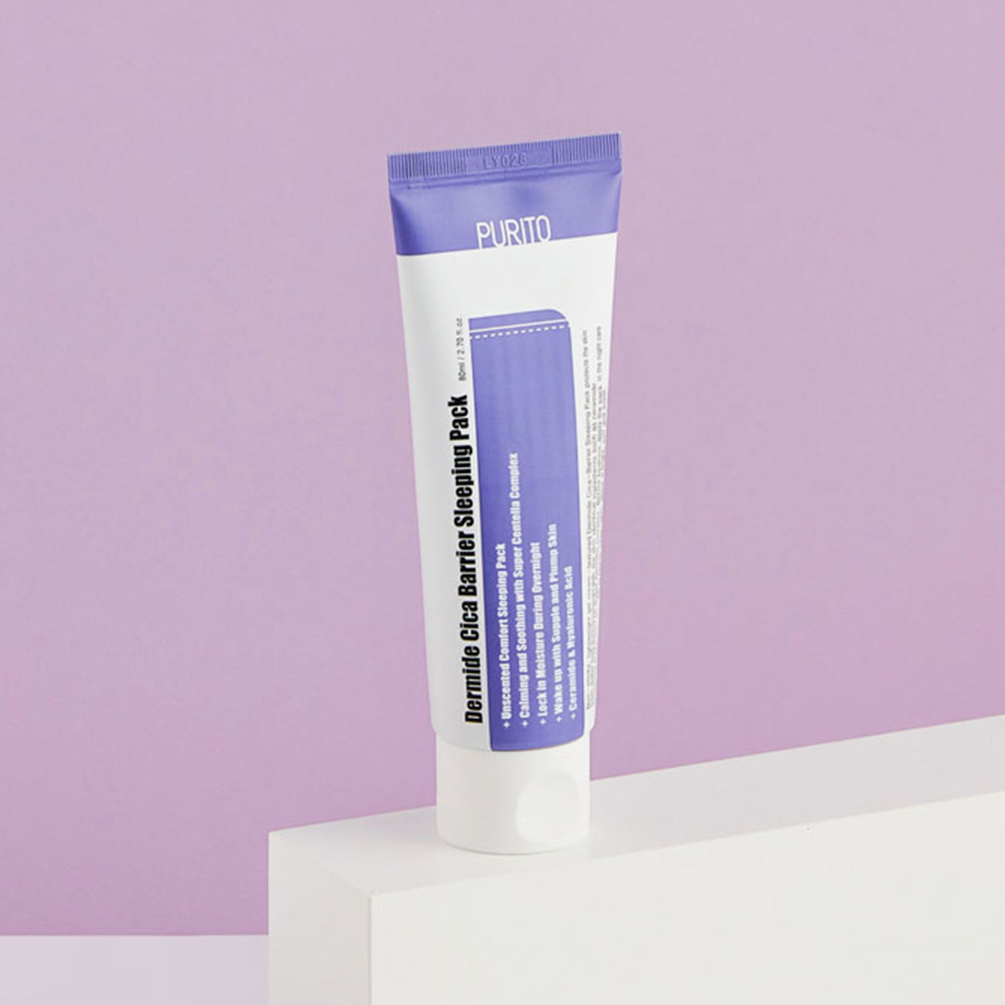 Tubo bianco e viola su piedistallo bianco. Marchio PURITO. Testo: Dermide Cica Barrier Sleeping Pack. Sfondo viola.