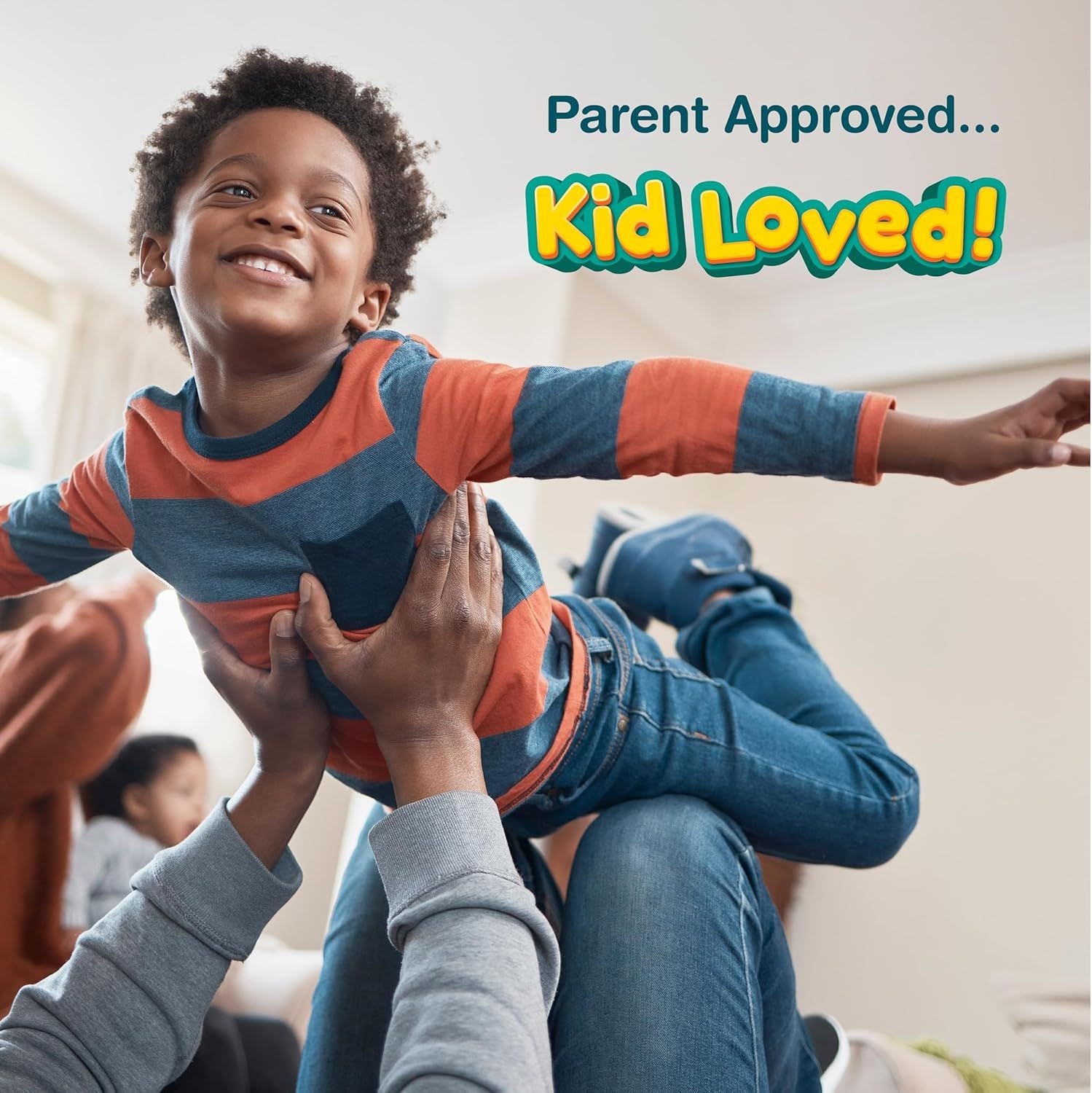 Un bambino viene sollevato in aria dagli adulti. Testo: Parent Approved... Kid Loved!