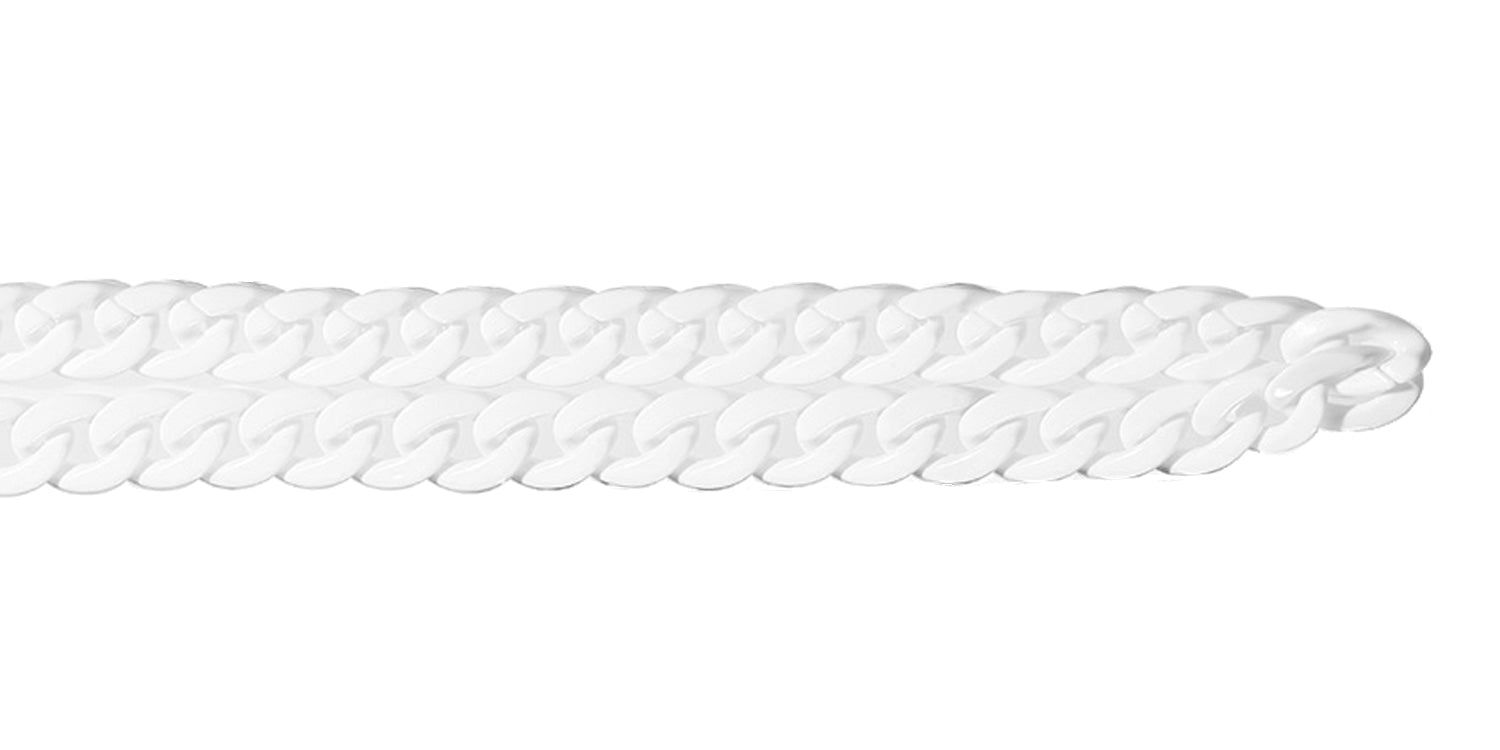 Primo piano di una catena per occhiali bianca. La catena è composta da maglie ovali collegate. Sfondo bianco.