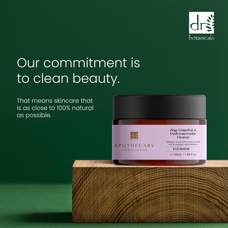 Gel detergente Dr. Botanicals: impegno per la bellezza pulita. Vasetto in vetro su legno.