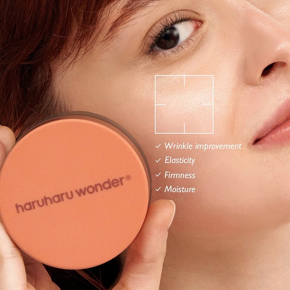 Donna tiene un barattolo di crema. Testo: haruharu wonder®. Sul viso: miglioramento rughe, elasticità, compattezza, idratazione.