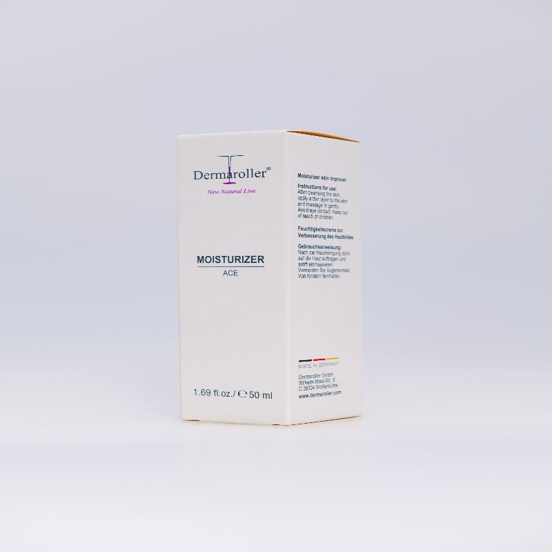 Vista frontale della confezione Dermaroller Moisturizer ACE. Scatola bianca con logo, nome del prodotto e indicazione del volume.
