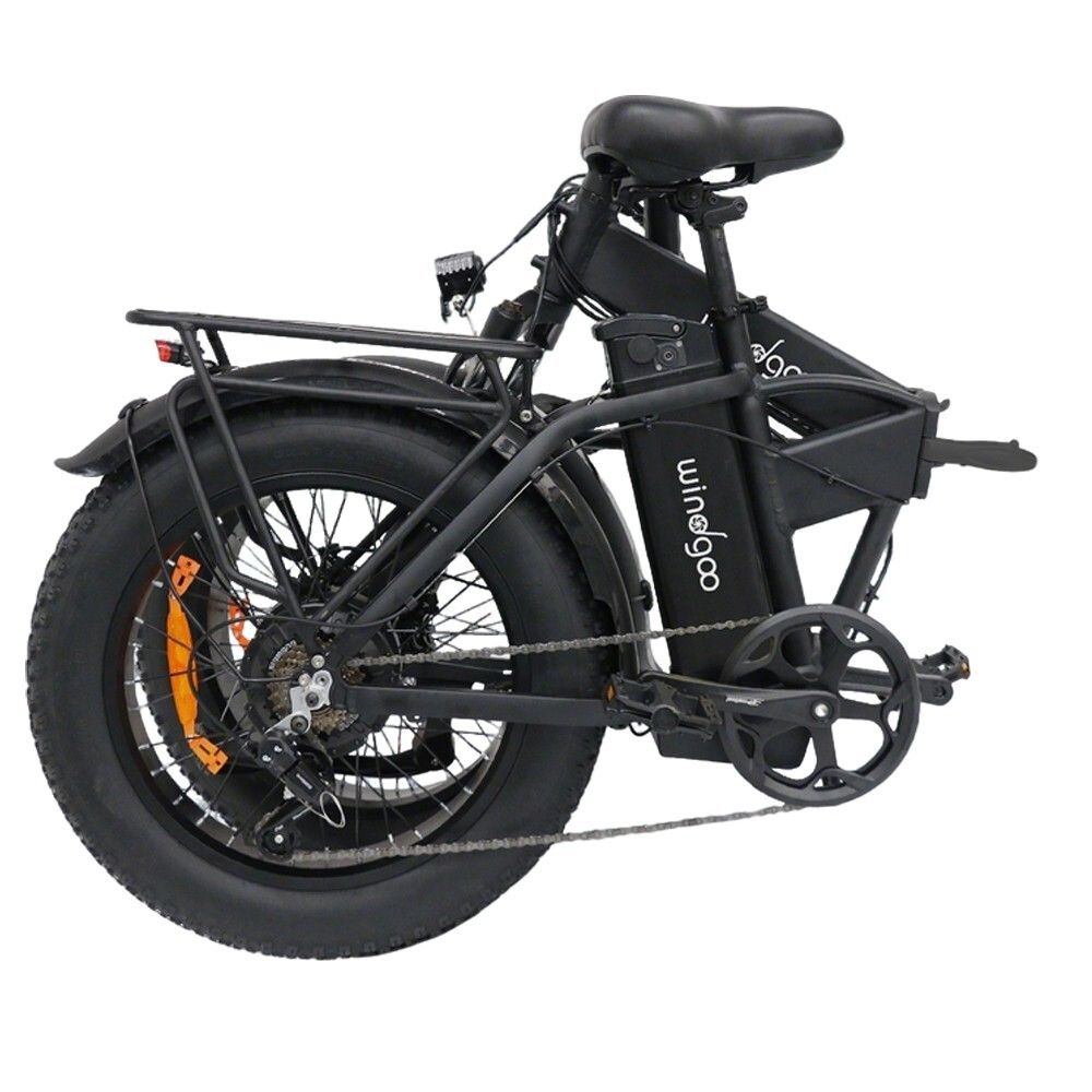 Bicicletta elettrica nera piegata con pneumatici larghi. Marchio "windgoo" visibile sulla batteria.
