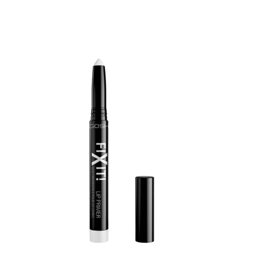 Primer labbra con matita nera e punta bianca. Il cappuccio è rimosso. Sulla matita c'è scritto "FIX IT!" e "LIP PRIMER".