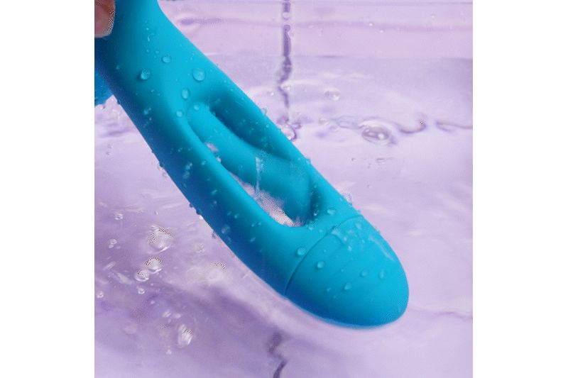 Prodotto benessere turchese "Gina" sott'acqua. Gocce visibili sulla superficie.