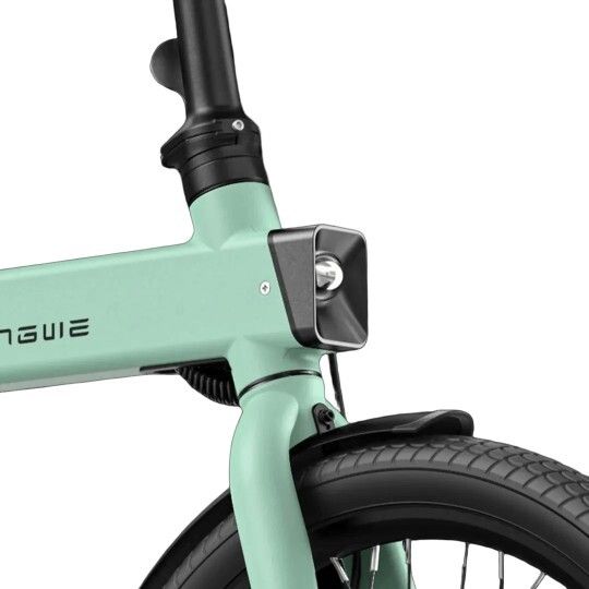 Telaio bici verde chiaro con faro e pneumatico nero. Scritta ENGWE visibile.