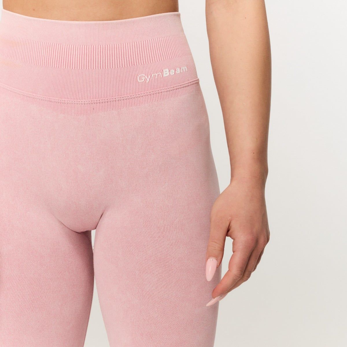 Vista ravvicinata dei leggings da donna rosa baby senza cuciture con cintura e logo.
