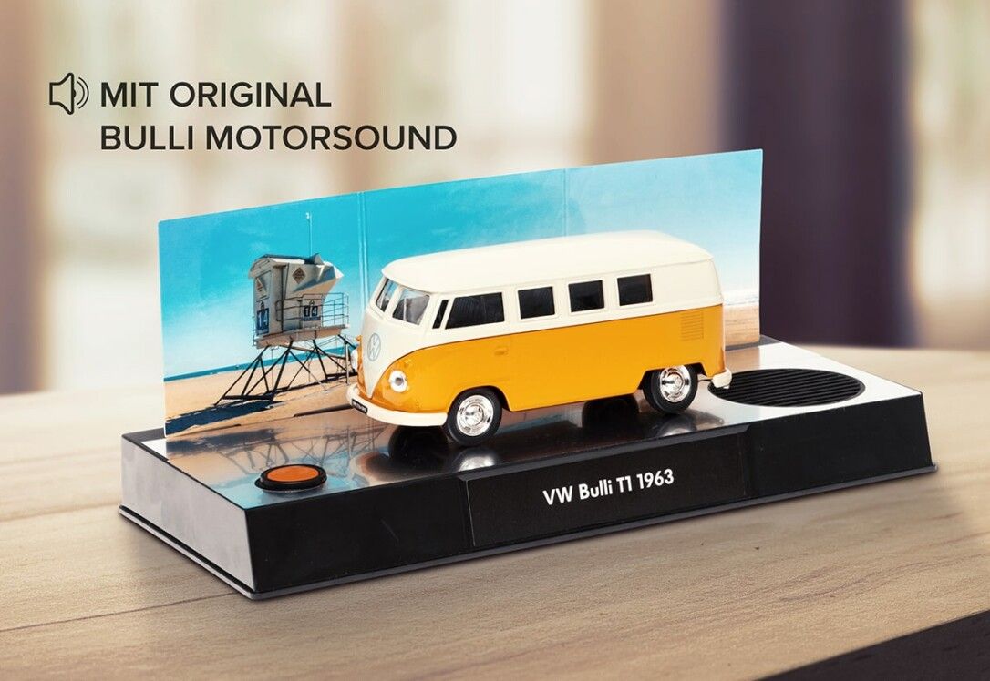 Modello VW Bulli giallo-bianco su base nera. Sfondo: scena di spiaggia. Testo: "VW Bulli T1 1963".