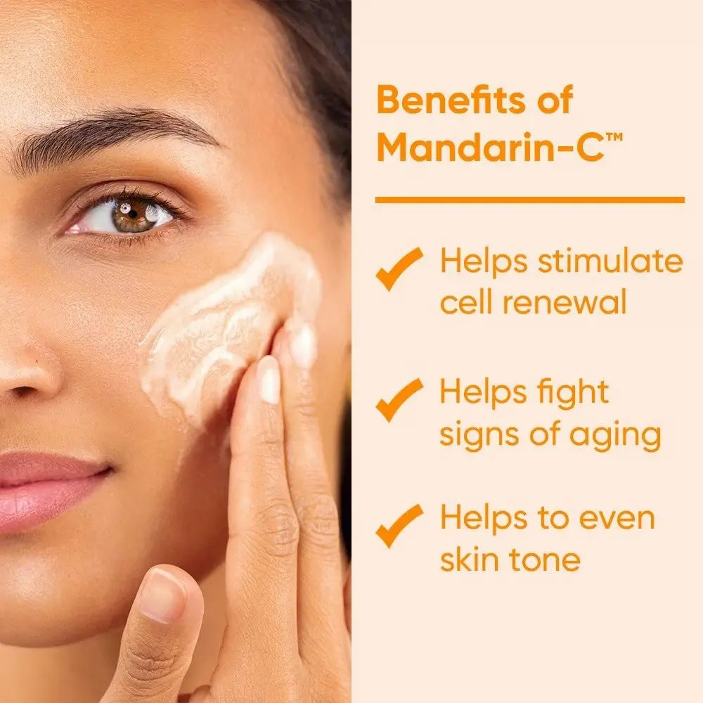 Donna applica crema. Testo: "Benefits of Mandarin-C". Benefici: rinnovamento cellulare, anti-età, incarnato.