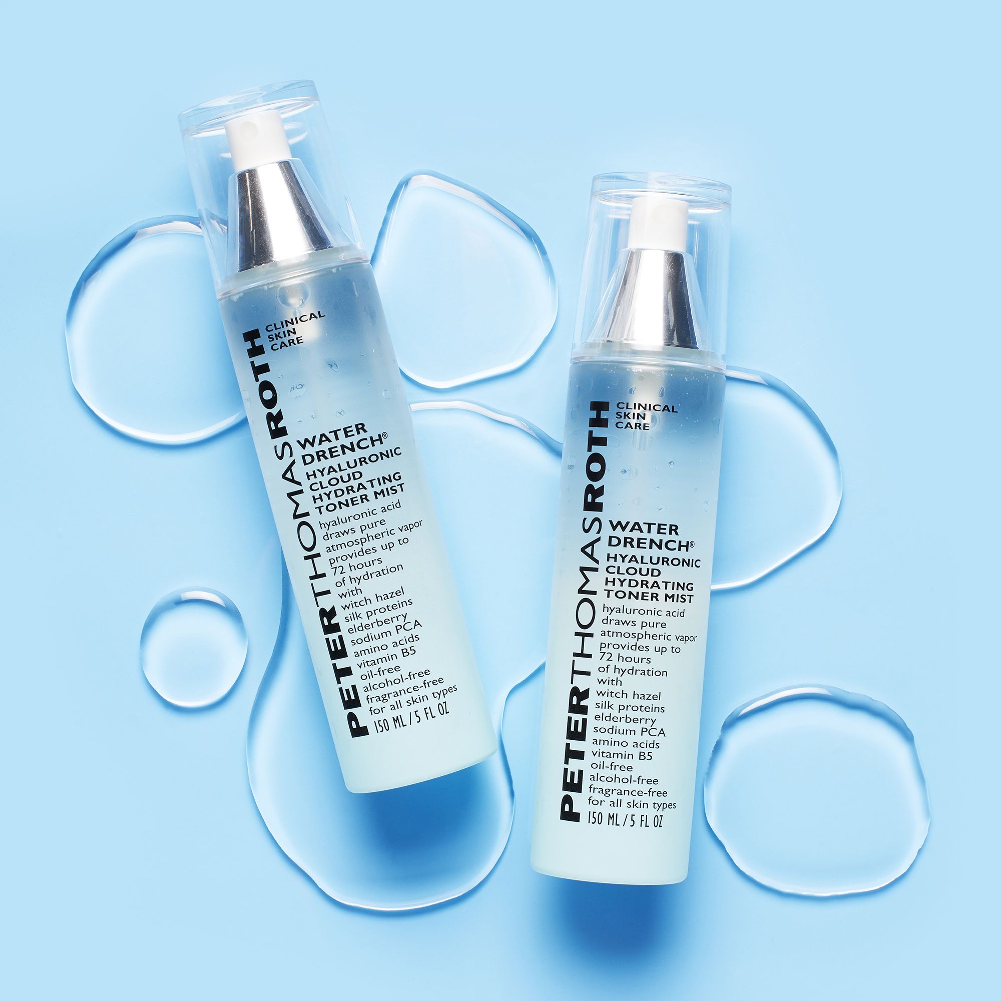 Due flaconi Peter Thomas Roth Water Drench Hydrating Toner Mist. Su sfondo blu con gocce d'acqua.