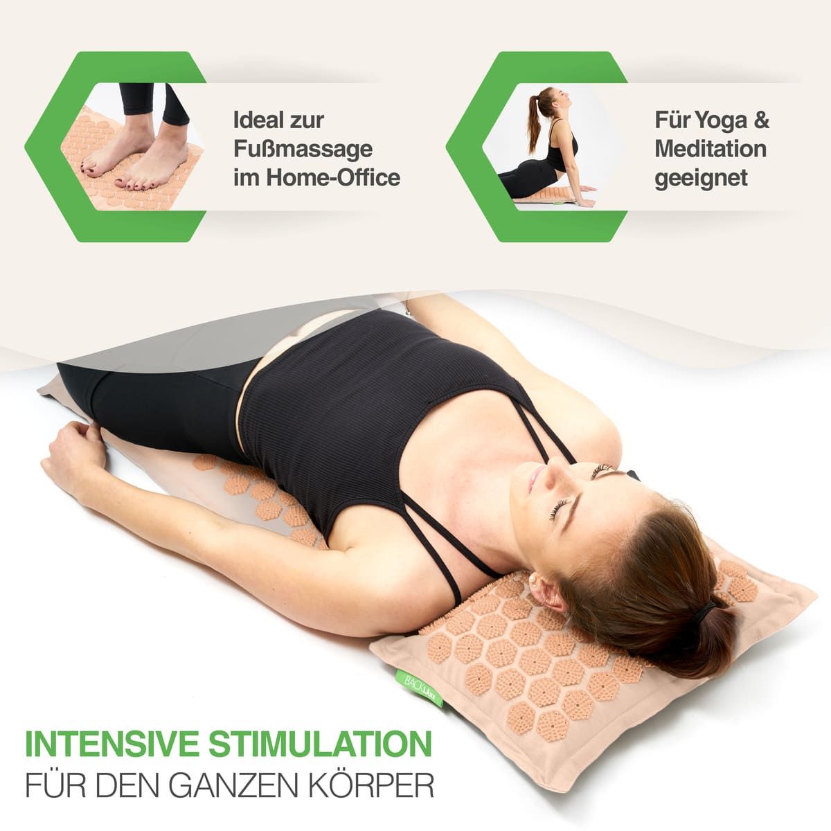 Donna sdraiata su tappetino e cuscino per digitopressione. Testo: Ideale per il massaggio plantare a casa. Adatto per yoga e meditazione. Stimolazione intensa.