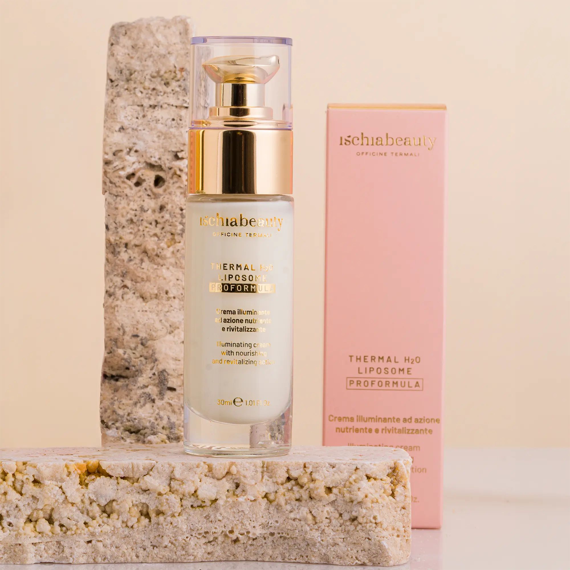 Flacone crema e confezione. Scritta: ischiabeauty, Thermal H2O Liposome Proformula. Posizionati su blocchi di pietra.