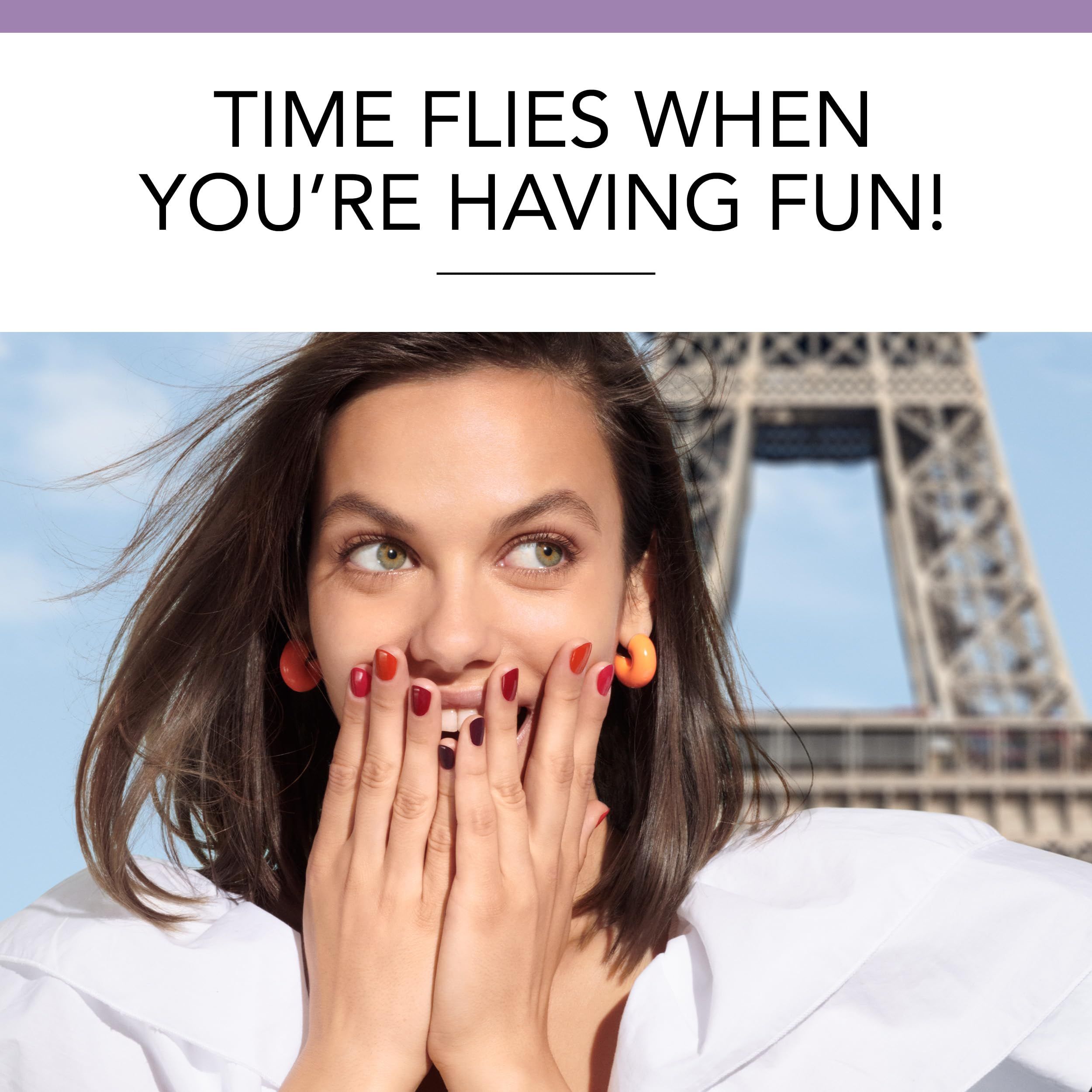 Donna con unghie smaltate davanti alla Torre Eiffel. Testo: Time flies when you're having fun!