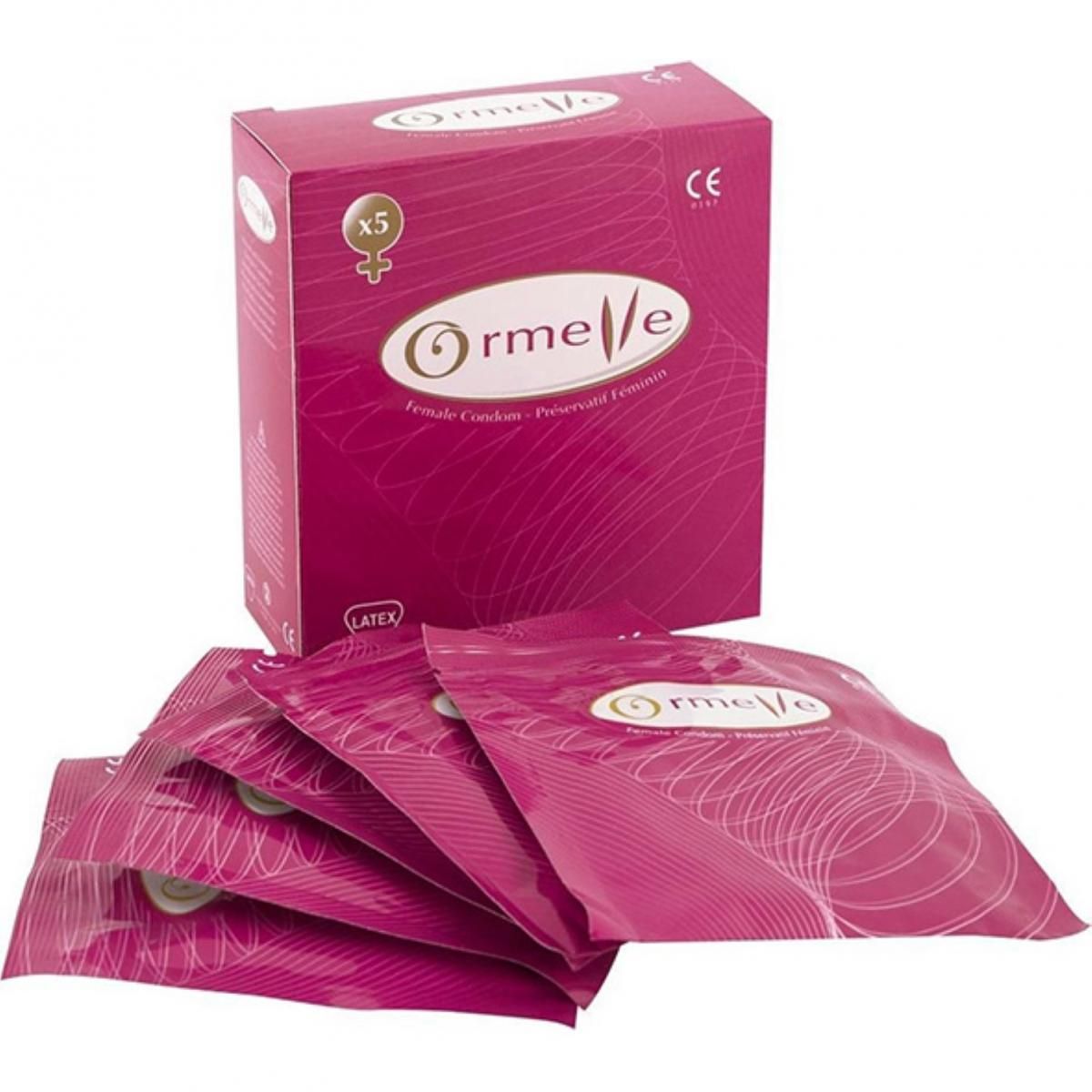 Cinque confezioni di preservativi femminili Ormelle in lattice davanti a una scatola.