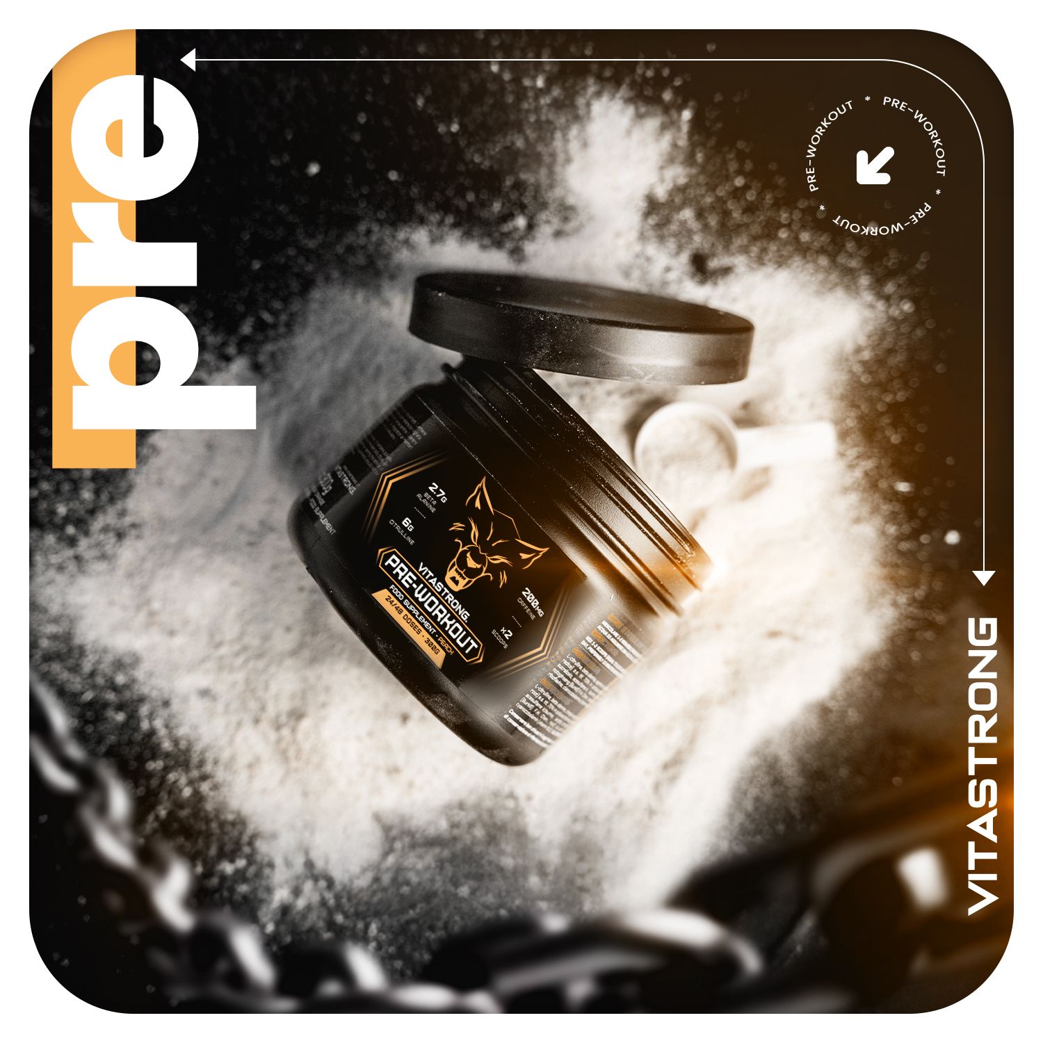 Barattolo nero Vitastrong Pre-Workout, logo lupo, su polvere. Coperchio accanto. Cucchiaio bianco.