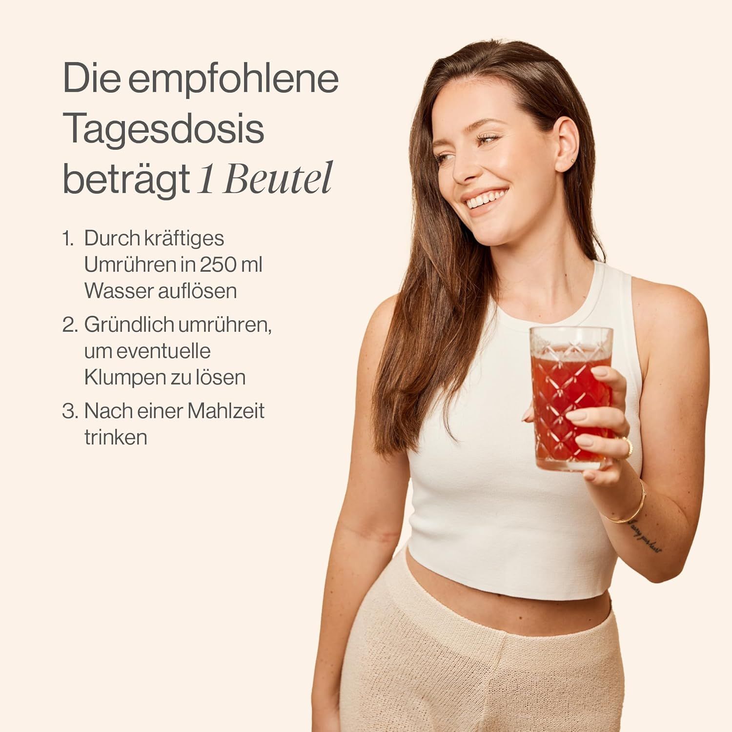 Donna che tiene un bicchiere di bevanda rossa. Testo: dose giornaliera raccomandata: 1 bustina. Sciogliere in acqua, mescolare, bere.